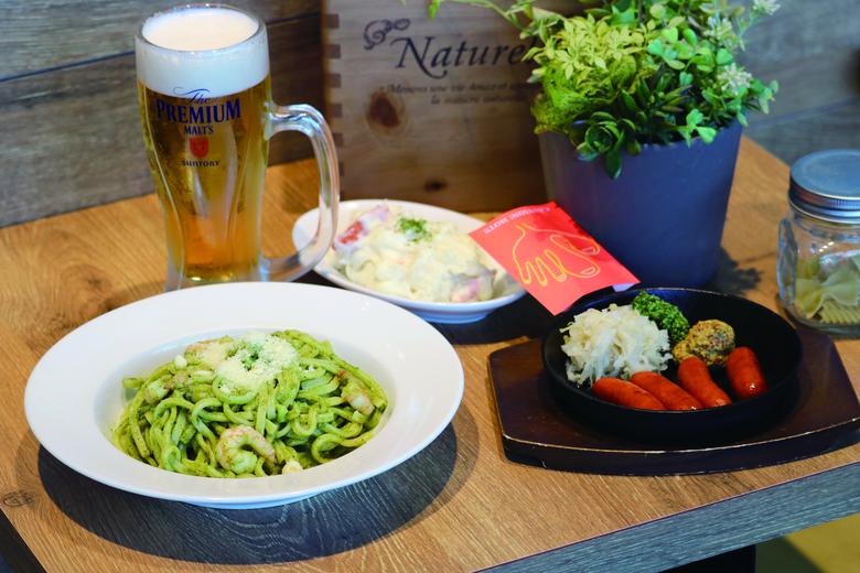 昼はカフェ、夜はサカバ。仕事前や休憩時間に立ち寄れるカフェ。仕事